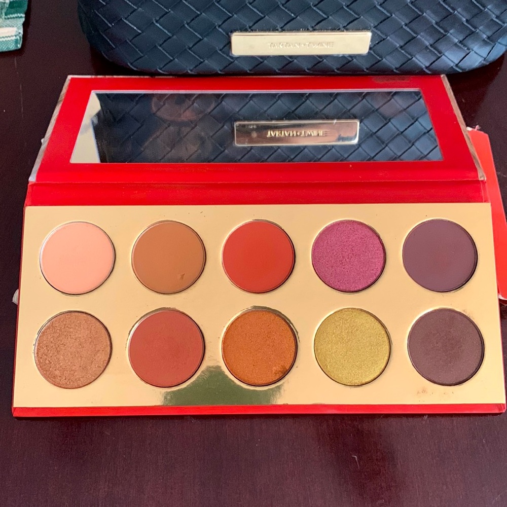KIM K eyeshadow palette SO FIRE
